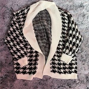 Torrid Black and Cream Houndstooth Cardigan
